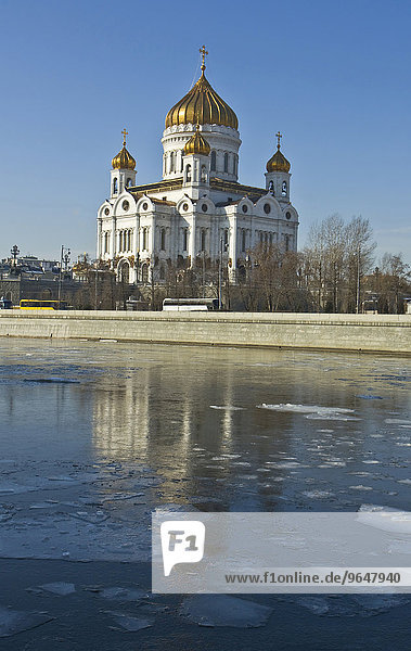 Christ-Erlöser-Kathedrale an der Moskwa mit Eisschollen  Moskau  Russland  Europa