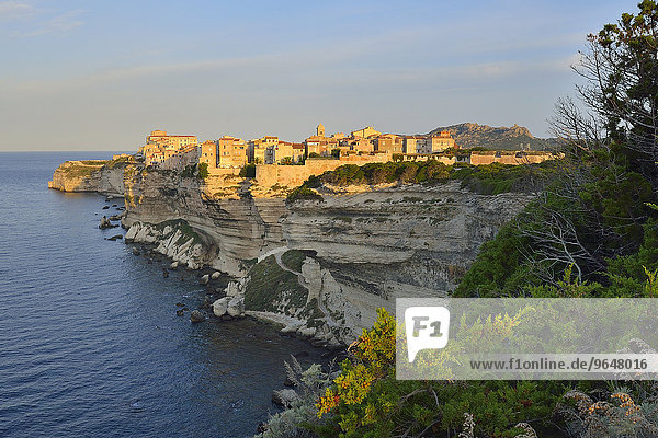 Die mittelalterliche Altstadt auf der Kalksteinklippe im Morgenlicht  Bonifacio  Corse-du-Sud  Korsika  Frankreich  Europa