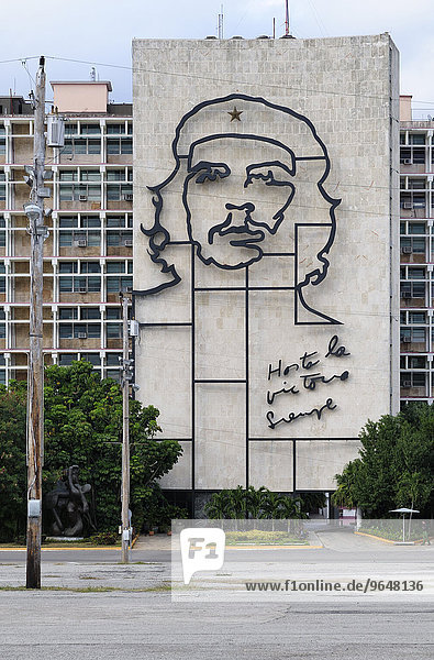 Portrait von Che Guevara auf Hauswand des Innenministeriums am Platz der Revolution  Plaza de la Revolución  Vedado  Havanna  Ciudad de La Habana  Kuba  Nordamerika