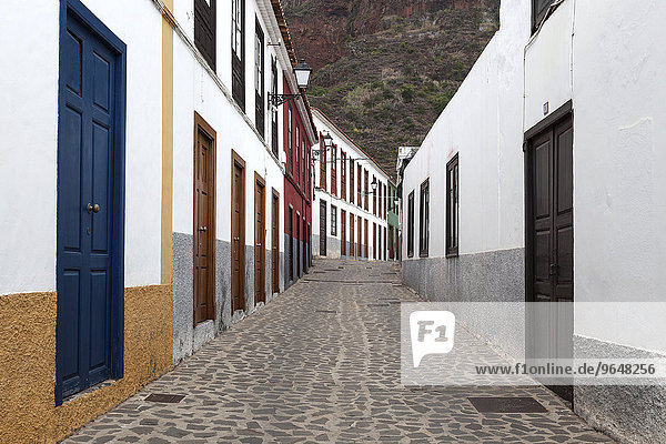 Straße mit typischen Häusern im alten Ortsteil Las Casas  Agulo  La Gomera  Kanarische Inseln  Spanien  Europa