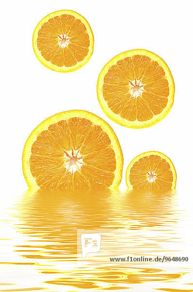 Orangenscheiben mit Spiegelung im Wasser