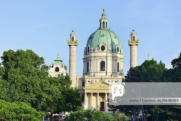 Resselpark mit der barocken Karlskirche von Johann Bernhard Fischer von Erlach,  Karlsplatz,  Wien,  Österreich,  Europa