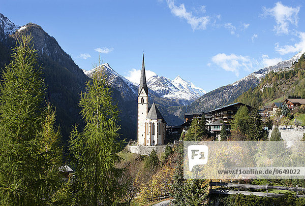 Wallfahrtskirche St. Vinzenz mit Großglockner  Heiligenblut am Großglockner  Mölltal  Nationalpark Hohe Tauern  Kärnten  Österreich  Europa