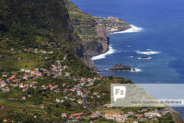 Nordküste von Madeira  bei Arco de Sao Jorge  hinten Ponta Delgada Madeira  Portugal  Europa