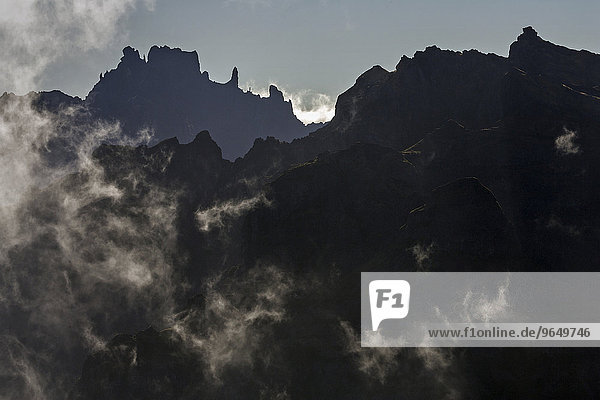 Silhouette der Berge im Parque Natural de Madeira  Passatwolken  Madeira  Portugal  Europa