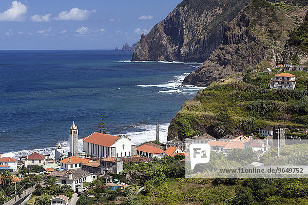 Ausblick auf Porta da Cruz und Steilküste  Madeira  Portugal  Europa