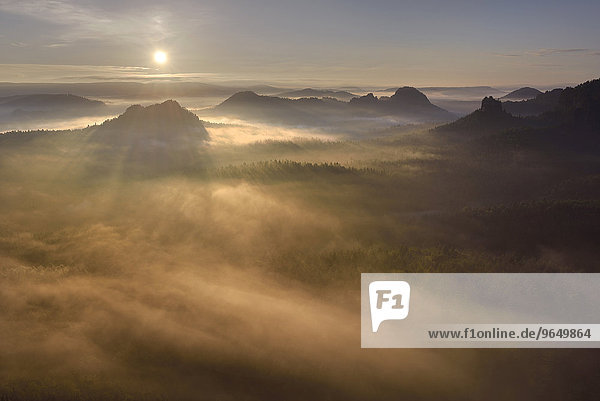 Ausblick vom Kleinen Winterberg zum Sonnenaufgang Elbsandsteingebirge Sächsische Schweiz Sachsen Deutschland Europa