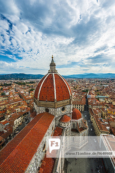 Kathedrale  Dom von Florenz  Duomo Santa Maria del Fiore mit der Kuppel von Brunelleschi  mit Stadt  UNESCO-Weltkulturerbe  Florenz  Toskana  Italien  Europa