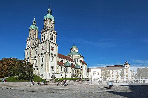 Lorenzkirche mit Brunnen und Residenz  Kempten  Allgäu  Bayern  Deutschland  Europa