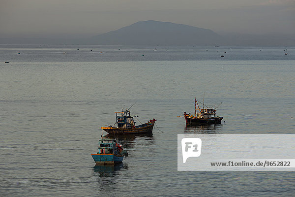 Fischerboote in der Morgendämmerung in der Bucht von Mui Ne  Vietnam  Asien