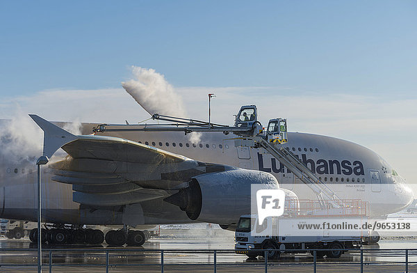 Airbus A380-841 der Deutschen Lufthansa bei der Enteisung auf dem Frankfurter Flughafen  Frankfurt am Main  Hessen  Deutschland  Europa