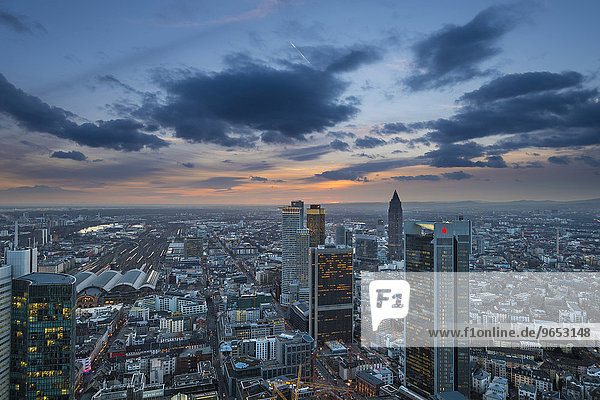 Ausblick über die Stadt bei Sonnenuntergang vom Maintower mit Hochhäusern im Bankenviertel  Frankfurt am Main  Hessen  Deutschland  Europa