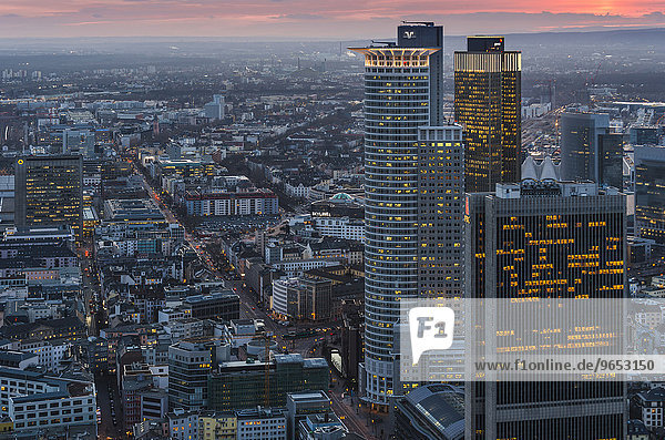 Ausblick über die Stadt bei Sonnenuntergang vom Maintower mit Hochhäusern im Bankenviertel  Frankfurt am Main  Hessen  Deutschland  Europa