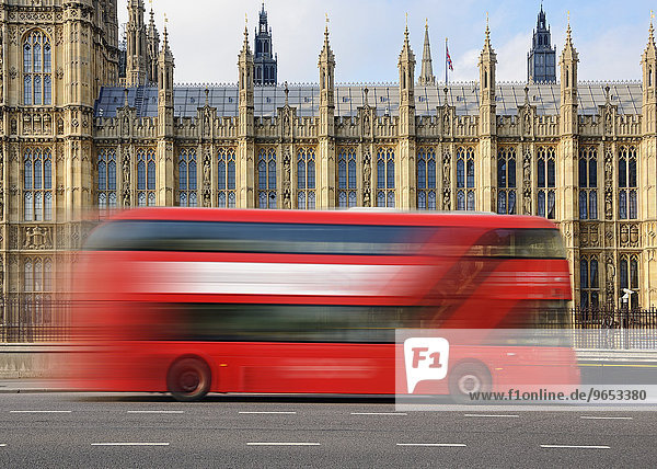Londoner Bus fährt an den Houses of Parliament vorbei  City of Westminster  London  England  Großbritannien  Europa