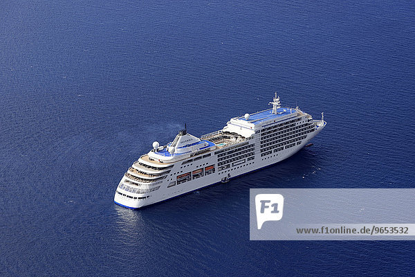 Kreuzfahrtschiff Silver Spirit  Baujahr 2009  195m lang  Thira  Santorin  Kykladen  Ägäis  Mittelmeer  Griechenland  Europa