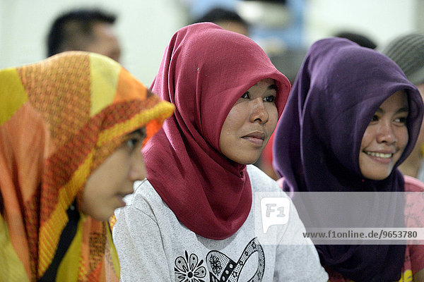 Junge muslimische Frauen mit Kopftüchern  Gampong Nusa  Provinz Aceh  Indonesien  Asien