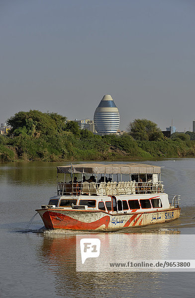 Ausflugsboot auf dem Nil hinten das futuristische Corinthia-Hotel Khartum Sudan Afrika