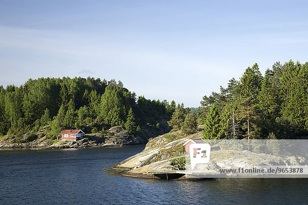 Rote Häuschen am Gullmarn-Fjord Bohuslän Schweden Europa