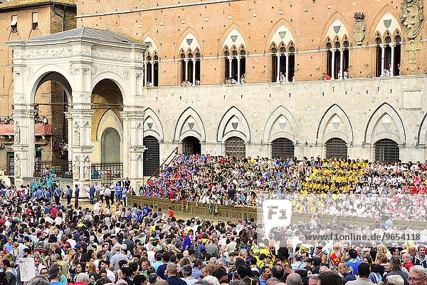 Crowds in front of the Palazzo Publico on a training day of the historical horse race Palio di Siena  Piazza del Campo  Siena  Tuscany  Italy  Europe