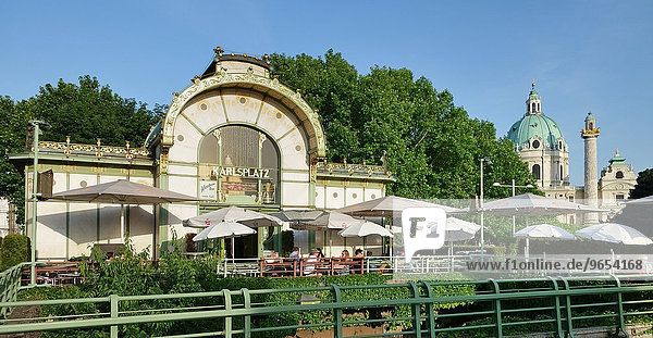 Kaffeehaus im Jugendstil des Architekten Otto Wagner  hinten die Karlskirche  Karlsplatz  Wien  Österreich  Europa