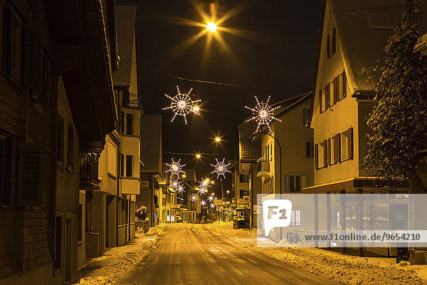 Verschneite Straße mit Weihnachtsbeleuchtung  Malters  Luzern  Schweiz  Europa