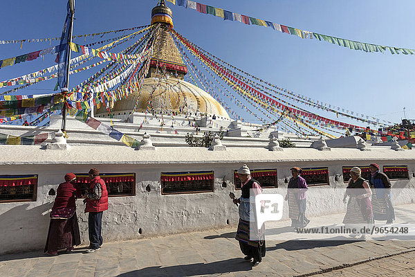 Tibetische Buddhisten  vor dem Bodnath-Stupa  Bodnath  UNESCO Weltkulturerbe  Kathmandu  Nepal  Asien