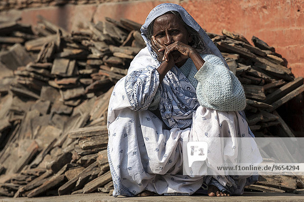 Ältere Nepalesin in traditionelle Kleidung  Altstdt Kathmandu  Nepal  Asien