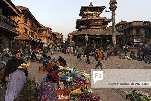 Gemüseverkauf auf der Straße  Straßenszene  hinten Dattatreya-Tempel  Dattatreya Square  Abendlicht  Bhaktapur  Nepal  Asien