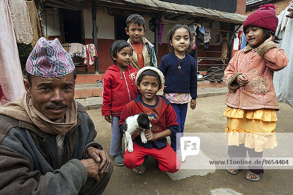 Nepalesischer Vater und Kinder vor ihrem Haus  Bandipur  Nepal  Asien