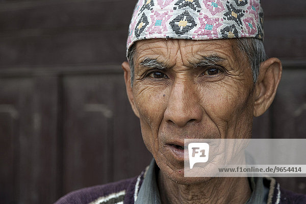 Nepalesischer Mann mit Kopfbedeckung  Portrait  Bandipur  Nepal  Asien