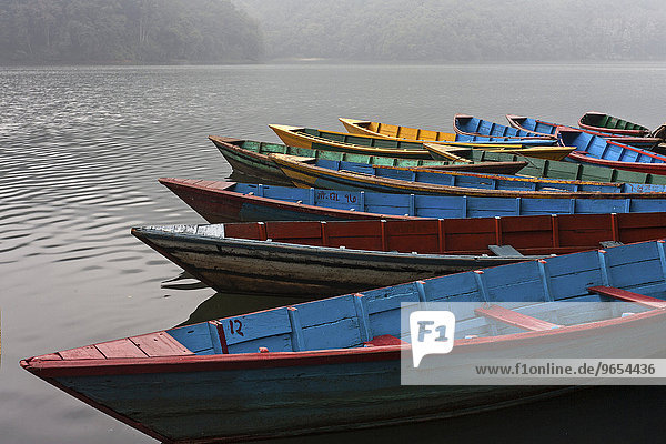 Bunte Boote auf dem Phewa See  Pokhara  Nepal  Asien