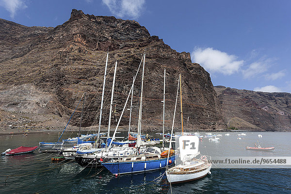 Fischerboote im Hafen  hinten Tequergenche  Vueltas  Valle Gran Rey  La Gomera  Kanarische Inseln  Spanien  Europa