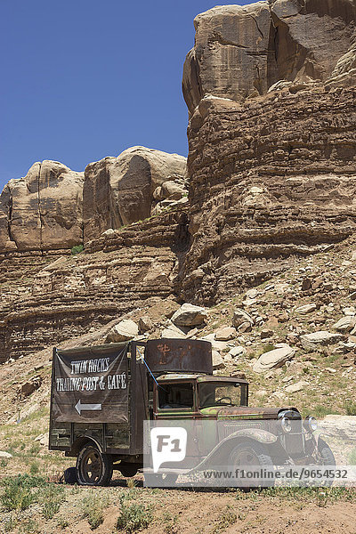 Alter Lieferwagen mit Werbung für das Twin Rocks Cafe Bluff Utah USA Nordamerika