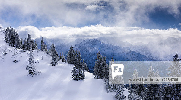 Ausblick vom Kasberg ins nebelverhangene Tal  Grünau im Almtal  Kasberg  Salzkammergut  Oberösterreich  Österreich  Europa