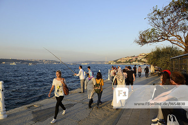 Ramblers on the waterfront  Bosphorus Bridge  Bosphorus  Üsküdar  Istanbul  Asian and European side  Turkey  Asia