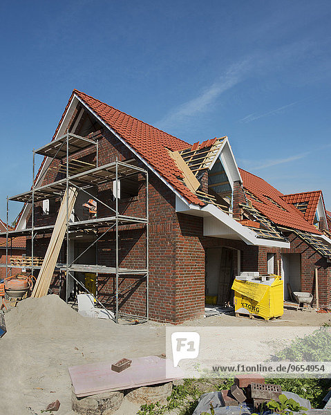 Eingerüsteter Neubau  Fertigstellung des Daches  Aurich  Niedersachsen  Deutschland  Europa