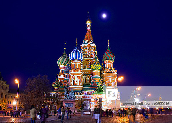 Basilius-Kathedrale auf dem Roten Platz bei Nacht  Moskau  Russland  Europa