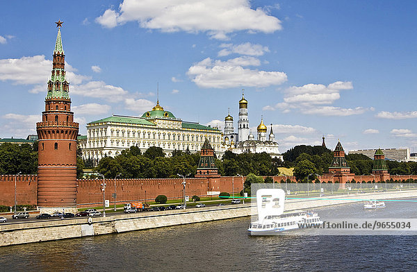 Moskauer Kreml mit Big Kreml Palast,  Erzengel-Michael-Kathedrale,  Mariä-Verkündigungs-Kathedrale und der Glockenturm Iwan der Großen,  Ausflugsschiff,  Moskwa,  Moskau,  Russland,  Europa
