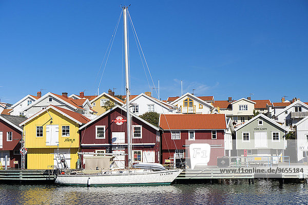 Segelyacht im Hafen von Smögen  Smögenbryggan  Västra Götalands län  Bohuslän  Schweden  Europa