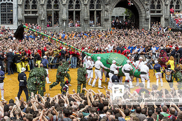 Lumecon  der Kampf des Hl. Georg gegen den Drachen  Höhepunkt des Stadtfests Doudou  Grand Place  Mons  Hennegau  Wallonische Region  Belgien  Europa