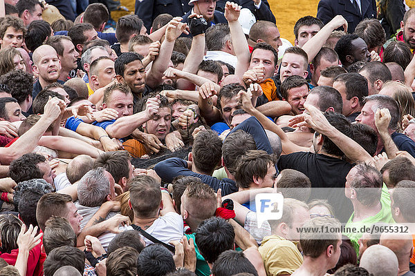 Zuschauer beim Lumecon  der Kampf des Hl. Georg gegen den Drachen  Höhepunkt des Stadtfests Doudou  Grand Place  Mons  Hennegau  Wallonische Region  Belgien  Europa