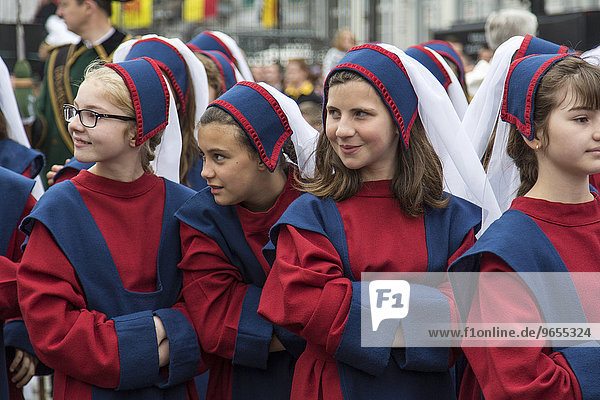 Stadtfest Doudou  Prozession von 1500 Menschen  teils in Originalgewändern  seit dem 13. Jahrhundert  Europäische Kulturhauptstadt 2015  Mons  Wallonien  Belgien  Europa