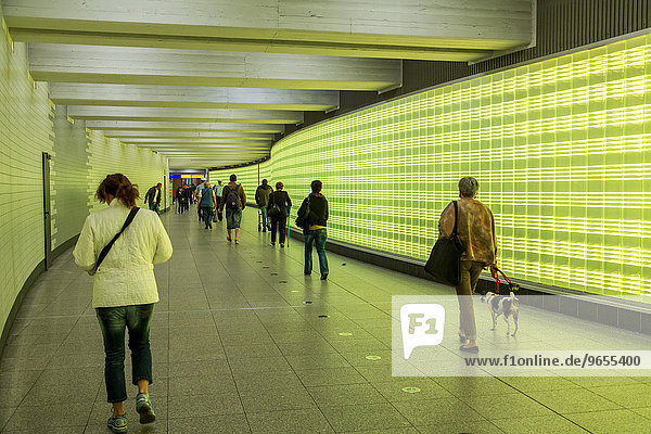 Passanten  U-Bahn-Passage im Hauptbahnhof  mit beleuchteten Wänden  Essen  Nordrhein-Westfalen  Deutschland  Europa