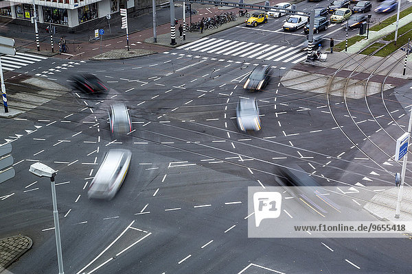 Große Straßenkreuzung  Fahrbahnmarkierungen für verschiedene Abbiegespuren  Rotterdam  Holland  Niederlande  Europa