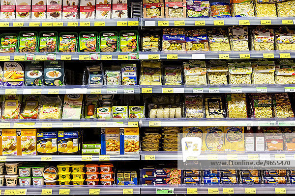 Kühlregal mit verschiedenen Fertiggerichten  Supermarkt  Deutschland  Europa