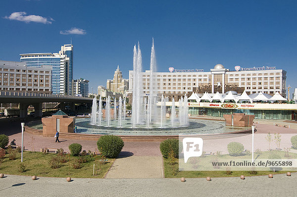 Brunnen am Bajterek-Turm  Wahrzeichen von Astana  Kasachstan  Zentralasien  Asien