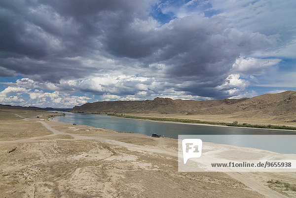 Fluss Ily in karger Landschaft  Tamagaly Das  Kasachstan  Zentralasien  Asien