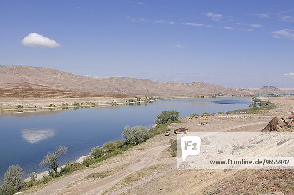 Fluss Ily in karger Landschaft  Tamagaly Das  Kasachstan  Zentralasien  Asien