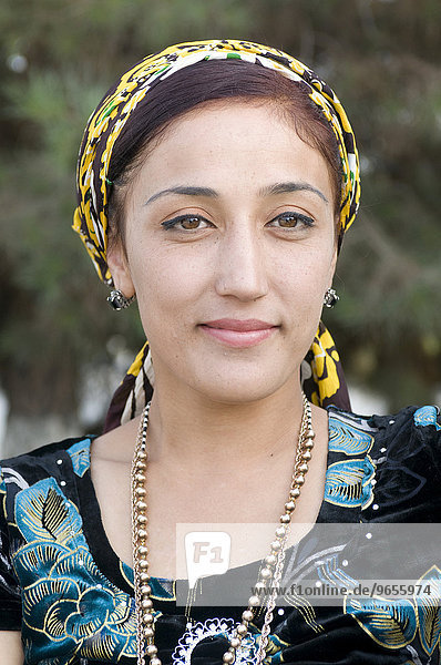 Portrait einer jungen Frau  Aschgabat  Turkmenistan  Zentralasien  Asien