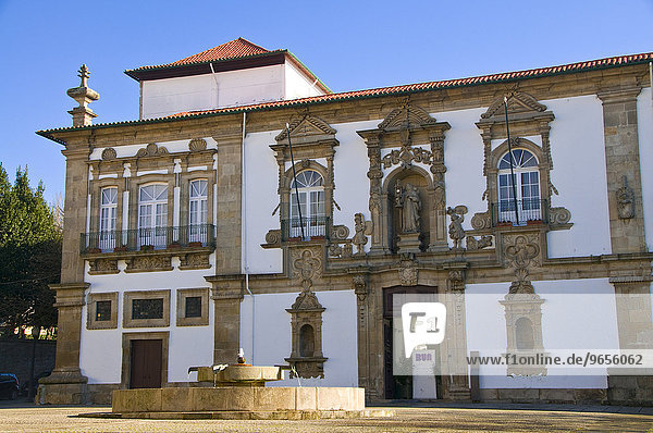 Historisches Herrenhaus in der Altstadt von Guimarães  Guimaraes  Portugal  Europa